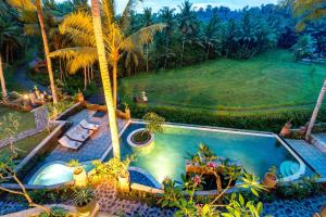 einen Luftblick auf einen Pool in einem Resort in der Unterkunft Umasari Rice Terrace Villa by AGATA in Tabanan