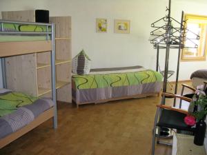 מיטה או מיטות קומותיים בחדר ב-Casa il Siemi