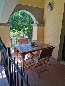 a wooden table and chairs on a patio at Agriturismo Pettinari in Marina di Grosseto