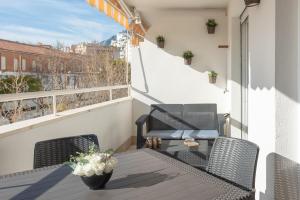 uma varanda com uma mesa e cadeiras. em Apartamento Marbella Azul em Marbella