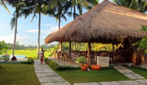 Un jardín fuera de MATHIS Retreat Ubud