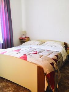 Voodi või voodid majutusasutuse Apartmaji Jana toas