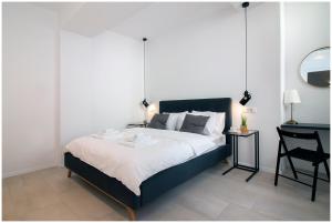 En eller flere senge i et værelse på Stylish - Centre Apartment Theatre View