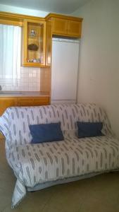 シヴォタにあるVilla Dimitraのリビングルーム(ソファ、青い枕2つ付)