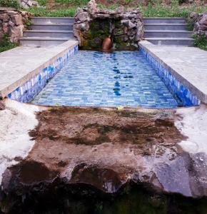 una piscina con escaleras y baldosas azules en Hotel VIVAS, en Goris
