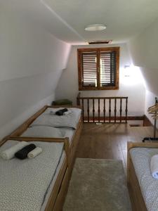 una habitación con tres camas y una ventana en Villa Ammirevole -MOON-, en Visoko