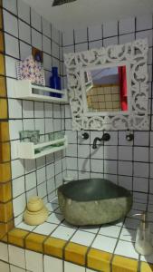 La salle de bains est pourvue d'un lavabo en pierre et d'un miroir. dans l'établissement Vivienda rural fuente de los gusarapos, à Burunchel