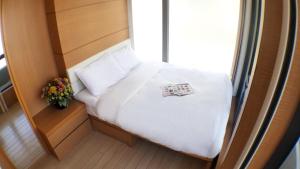 
A bed or beds in a room at Mia Casa Hotel
