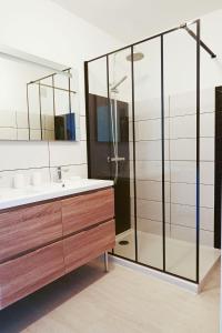 Bilik mandi di Appartement pour 6 sur la Grande Plage, St Gilles