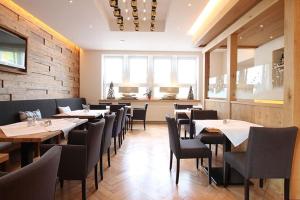 a dining room with tables and chairs in a restaurant at Bayrischer Hof in Melle