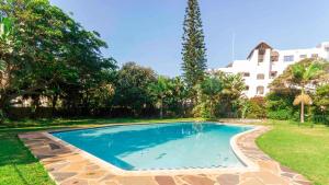una piscina en el patio de una casa en LA Ballito, en Ballito