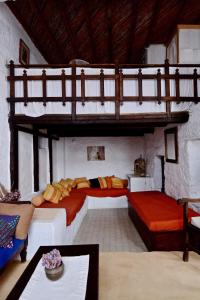 ein Schlafzimmer mit einem Bett und einem Hochbett in der Unterkunft Villa Clio Serifos in Serifos Chora