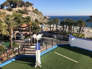 uma vista para a praia a partir da varanda de um resort em Hotel Playa San Cristóbal em Almuñécar