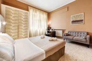 A bed or beds in a room at Lucca In Villa Elisa & Gentucca