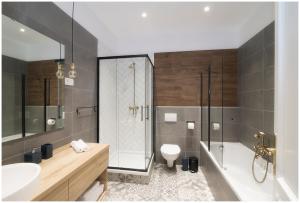 Et badeværelse på Stylish - Centre Apartment Theatre View + 61 billeder