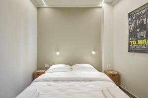 A bed or beds in a room at Old Athens style 1bdr with Acropolis view rooftop!