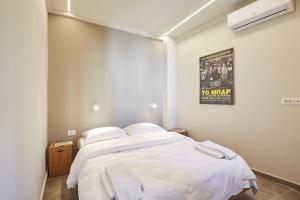 A bed or beds in a room at Old Athens style 1bdr with Acropolis view rooftop!