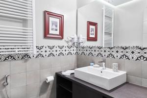 A bathroom at Old Athens style 1bdr with Acropolis view rooftop! Még 23 kép