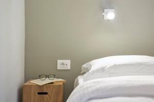 A bed or beds in a room at Old Athens style 1bdr with Acropolis view rooftop!