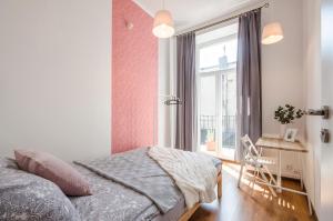 sypialnia z łóżkiem, oknem i biurkiem w obiekcie OhMyHome - Kościuszki w Łodzi