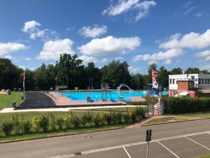 ein großes Schwimmbad in einem Park in der Unterkunft Hafencity Apartments in Tönning