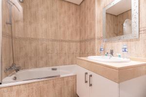 Koupelna v ubytování Penthouse Duquesa Suites + 23 fotografií