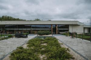 un edificio con un patio con plantas delante de él en Lajvér Borbirtok, en Szálka