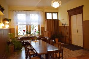 uma sala de jantar com uma mesa de madeira e cadeiras em Hotel Ratsstuben Kalbe em Kalbe