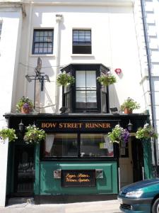 een gebouw met een bow street runner ervoor bij Bow Street Runner in Brighton & Hove