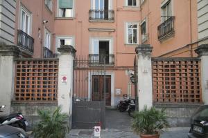 un cancello di un edificio con motociclette parcheggiate di fronte di B&B LIONORA a Napoli