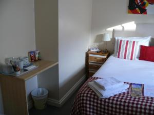 A bed or beds in a room at Bow Street Runner 