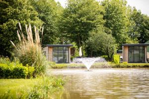 a fountain in the middle of a pond at TopParken – Recreatiepark het Esmeer in Aalst