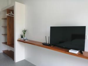 einen Flachbild-TV auf einer Wand in der Unterkunft Christelle Inn in Panglao