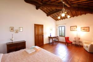 1 dormitorio con 1 cama, mesa y sillas en Tenuta La Santissima, en San Rocco a Pilli