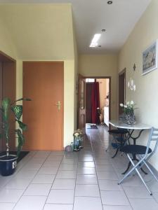 a hallway with a table and chairs in a room at Zimmervermietung Barth in Bernburg