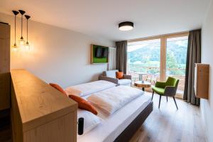 Rúm í herbergi á Bio-Berghotel Ifenblick