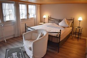 Ein Bett oder Betten in einem Zimmer der Unterkunft Gasthaus Sternen