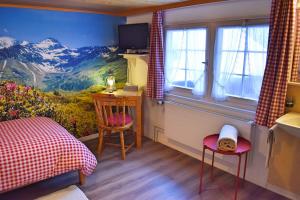 ein Schlafzimmer mit einem Bergwandbild an der Wand in der Unterkunft Gasthaus Sternen in Degersheim