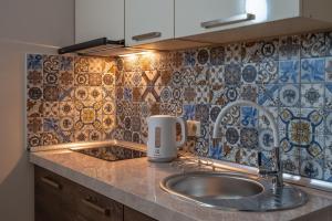 Kuhinja oz. manjša kuhinja v nastanitvi Wine Inn Borjomi Aparthotel