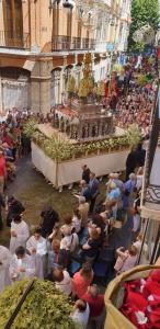 una multitud sentada alrededor de una mesa en una multitud en Pension Mesones, en Granada