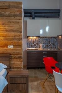 eine Küche mit einem roten Stuhl in einem Zimmer in der Unterkunft Wine Inn Borjomi Aparthotel in Bordschomi