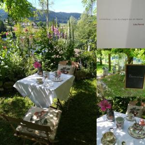 een tafel in een tuin met bloemen bij La Combe fleurie in Villers-le-Lac