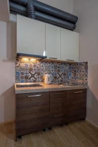 Kuhinja oz. manjša kuhinja v nastanitvi Wine Inn Borjomi Aparthotel