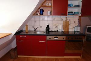 Η κουζίνα ή μικρή κουζίνα στο Ferienwohnung im Reetdachhaus Hallerhus +53 φωτογραφίες