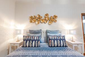 ヴィラ・ノヴァ・デ・ガイアにあるPorto Je T'aime - Sweet Roomsのベッドルーム1室(ベッド1台、ナイトスタンド2台、ランプ2つ付)