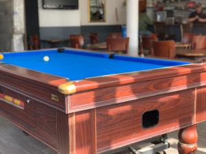 達特福德的住宿－福爾威茲酒店，一张蓝色的台球桌,上面有球