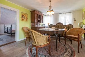 a living room with a table and chairs at Deichschatz in Mittelnkirchen