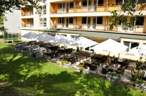 een luchtzicht op een hotel met tafels en parasols bij Hotel Garni in Považská Bystrica