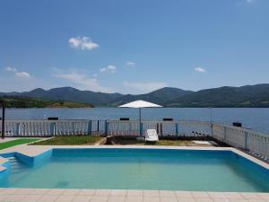 uma piscina com vista para um lago em Casa Yuppy Du em Eşelniţa
