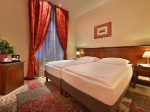 Posteľ alebo postele v izbe v ubytovaní EA Hotel Jeleni Dvur Prague Castle